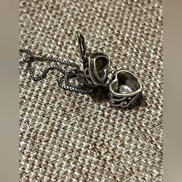 Vintage Sterling Silver charm Pendant. 925 Mark - Picture 5 of 10